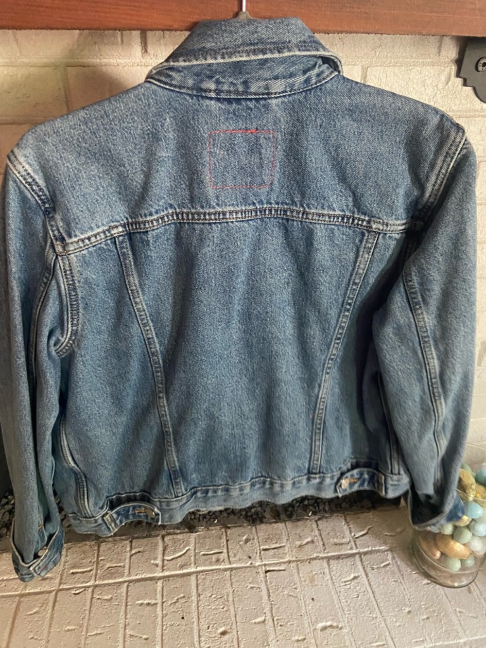 Levi's Red Leather Logo Patch on Navy Patterned Fabric - Picture 3 of 3